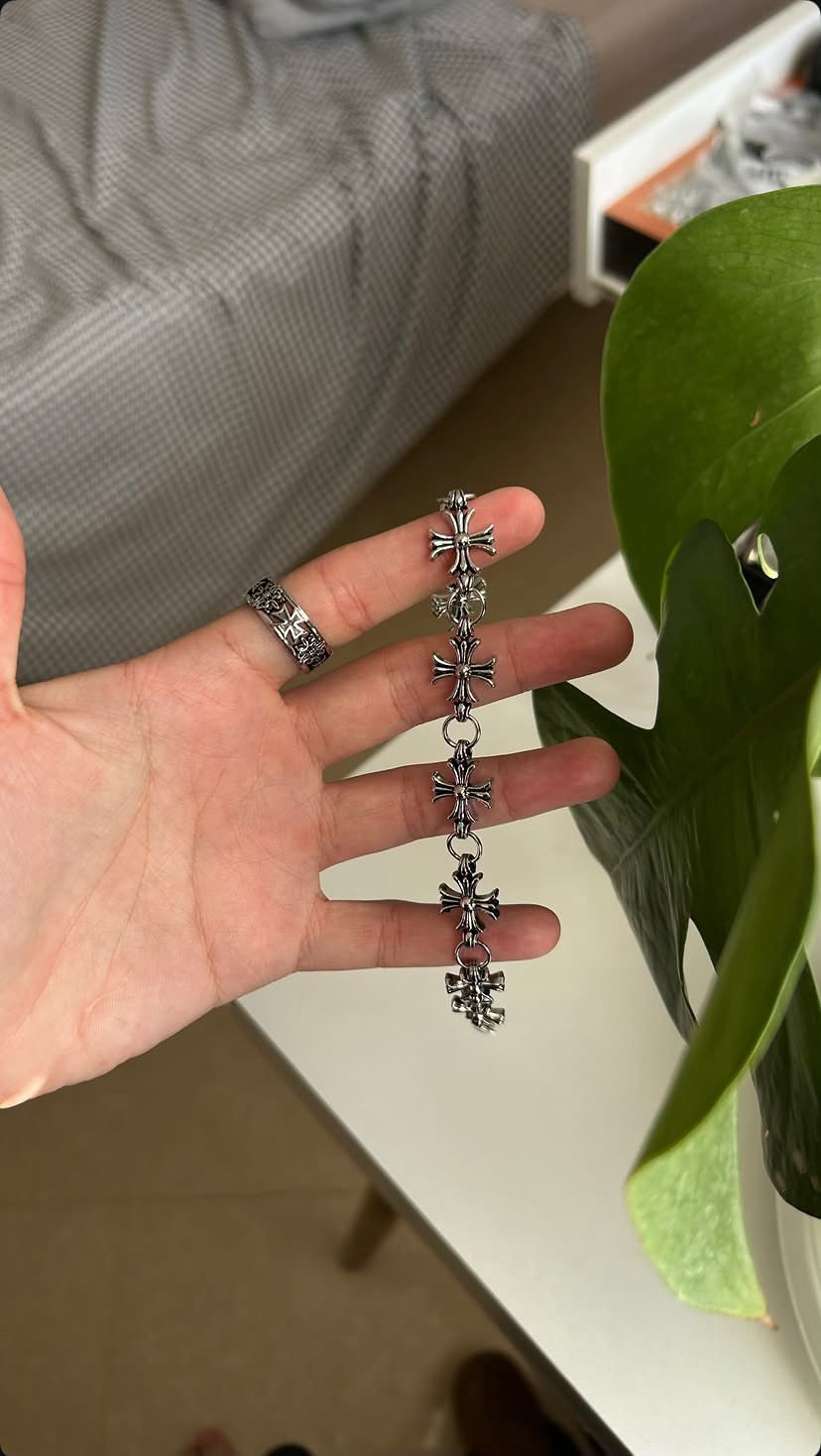 Bold silver bracelet collection